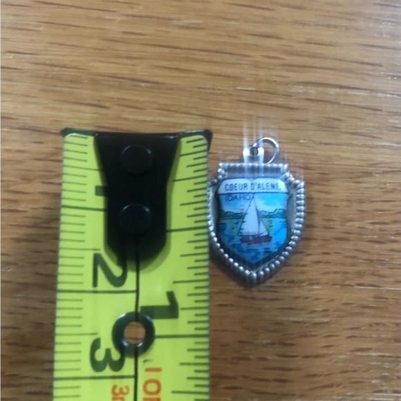 Vintage Coeur D’ Alene Idaho State Travel Shield Charm. Beautiful detail! - Picture 4 of 4